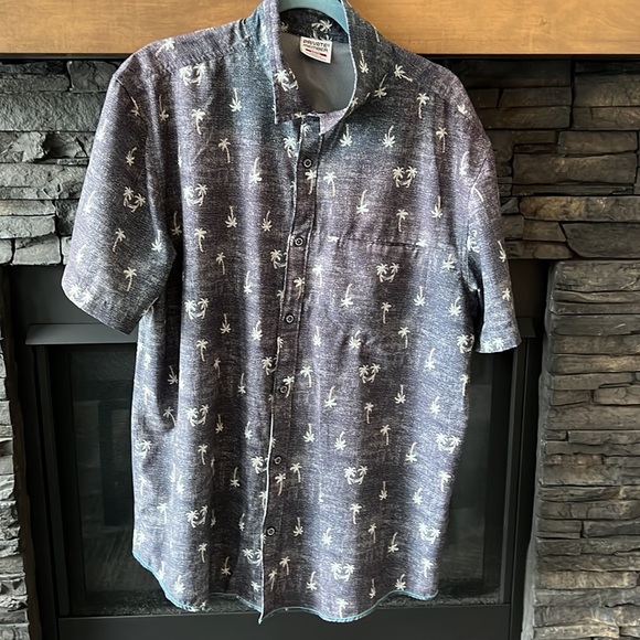 Great button down - wrinkle resistance in a nice smooth fabric - Picture 3 of 4